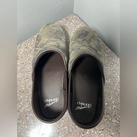 Dankso
Women's Dansko Professional
Suede Camo Soft Clogs size 39 - Picture 6 of 9